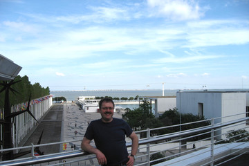 Norbert mit Meerblick  ( Seilbahn auch im Blick)