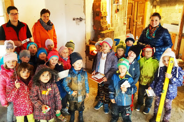 Kindergartenkinder bauen eine echten Ofen zum Heizen